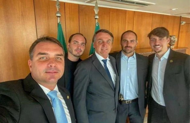 Três dos quatro filhos de Bolsonaro estão na mira da Justiça